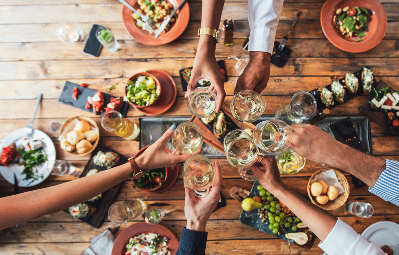 Friends-Toasting-at-Dinner-Party